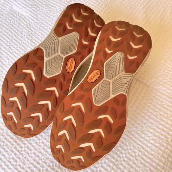 SOLD - Hoka Transport in Eggnog size 8 - Picture 3 of 4